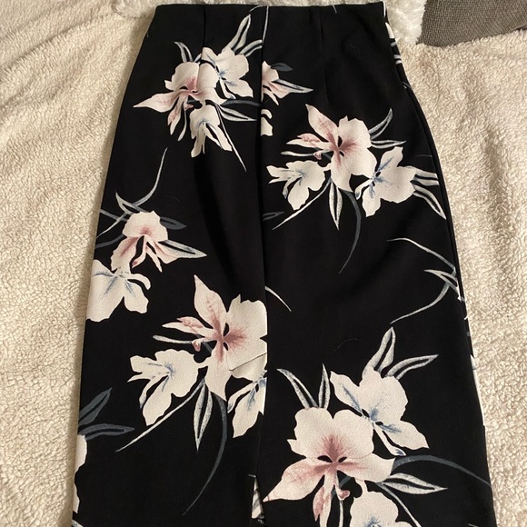 Floral pencil skirt with back spilt - Picture 2 of 3